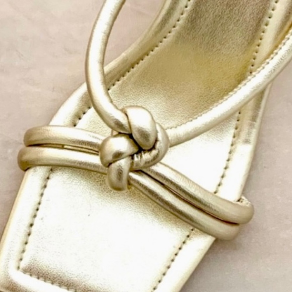 Marc Fisher NWOB gold leather sandal Flats Mules Shoes 6 NWT - Picture 3 of 7